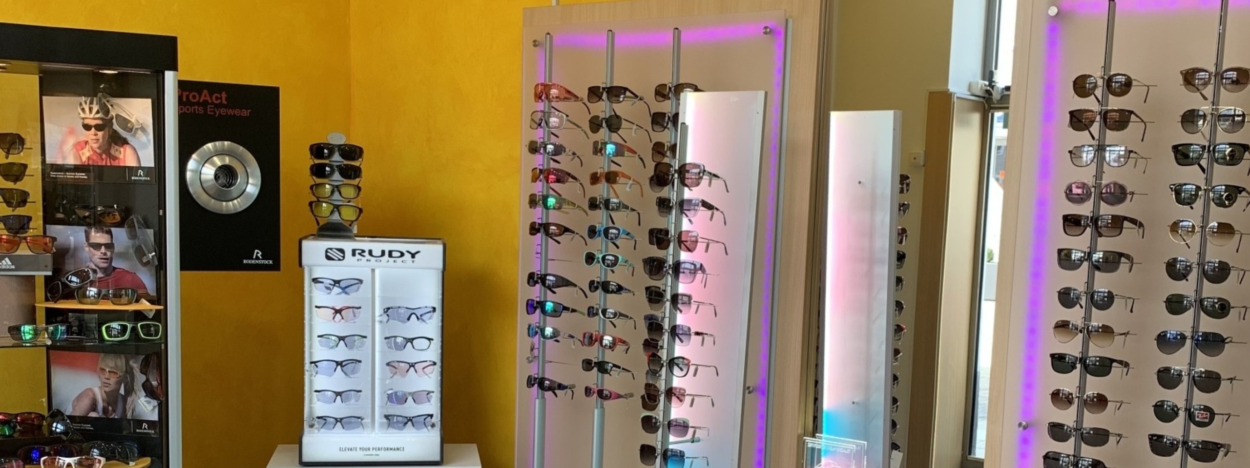 Laden-Ansicht innen; Huber Optik-Uhren-Schmuck