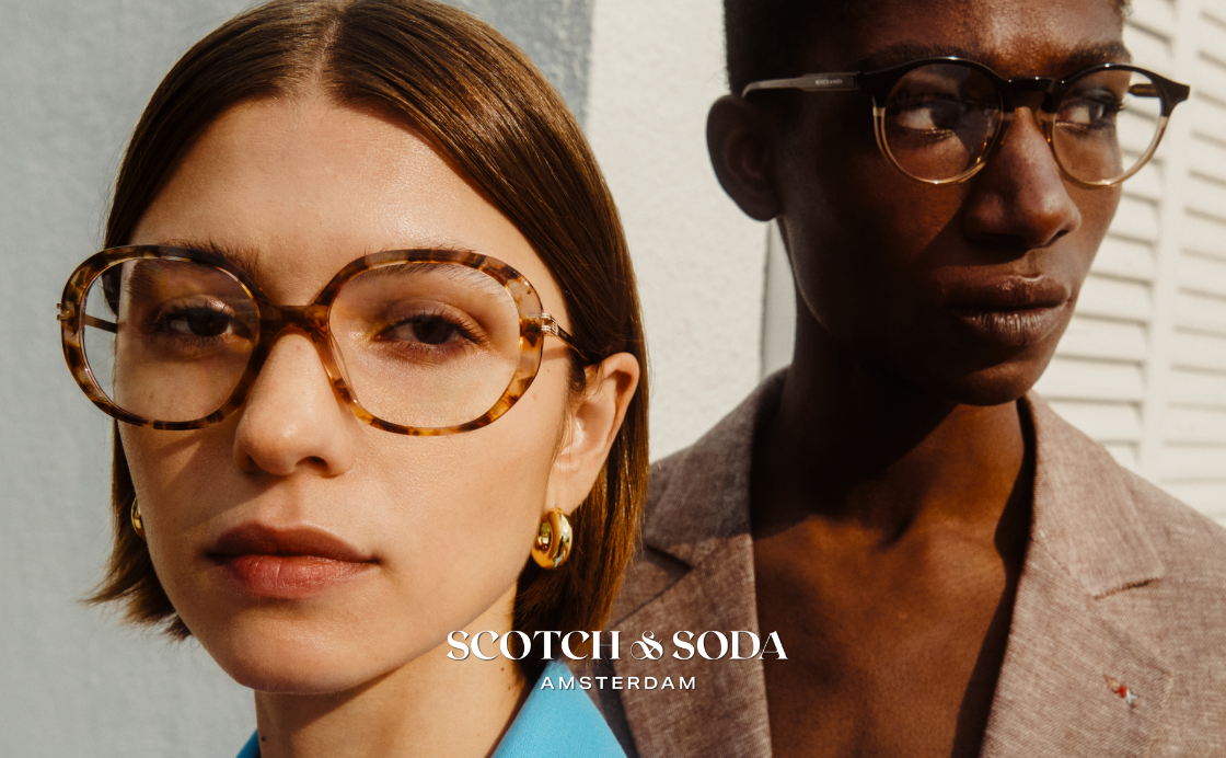 Scotch & Soda: Frau und Mann, die jeweils eine Brille tragen
